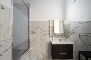 een badkamer met een wastafel en een douche bij San Felice Palace in Napels +90 foto's