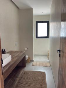 La salle de bains est pourvue d'un lavabo, d'une baignoire et de toilettes. dans l'établissement Lahô Lodge, à Lalla Takerkoust