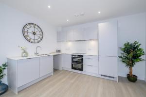 Η κουζίνα ή μικρή κουζίνα στο 5 Middlecombe - Luxury Apartment at Byron Woolacombe, only 4 minute walk to Woolacombe Beach!