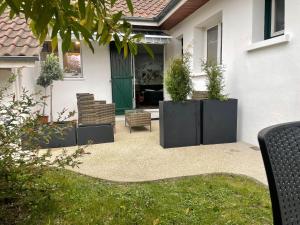 uma casa com um pátio com plantas em Villa Hotel em Saint-André-les-Vergers