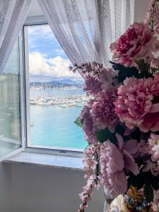 una finestra con vista su un porto con barche di A~Mare Casa Vacanze a Fezzano