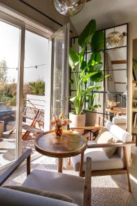 a living room with a table and chairs at LODGE & LOFT in Sassenheim