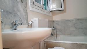 A bathroom at Coral Athens Centrer - 3,5 BD , 2 BATH