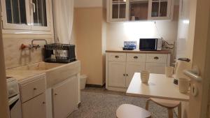 A kitchen or kitchenette at Coral Athens Centrer - 3,5 BD , 2 BATH
