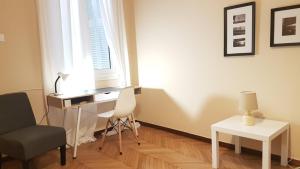 A seating area at Coral Athens Centrer - 3,5 BD , 2 BATH