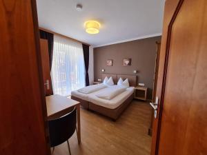 une chambre d'hôtel avec un lit et une fenêtre dans l'établissement Pension Tulpe, à Sankt Kanzian