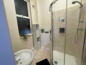 a bathroom with a shower and a toilet and a sink at Modern studio apartment - great location! in Mansfield