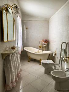 uma casa de banho com uma banheira, um WC e um lavatório. em A~Mare Casa Vacanze em Fezzano