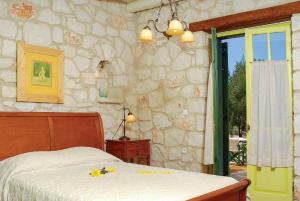 Agios LeonにあるLidaの石壁のベッドルーム1室(ベッド1台付)