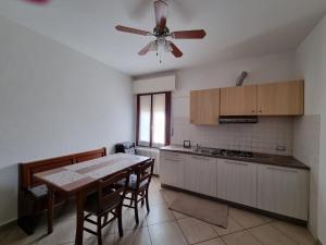 a kitchen with a table and a ceiling fan at Marzan 12 in Peschiera del Garda