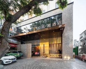 Um homem está do lado de fora de um edifício. em Paco Hotel Canton Tower Pazhou em Guangzhou