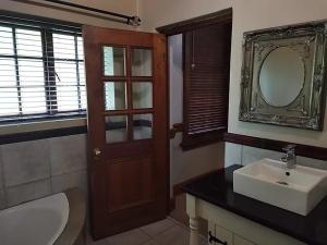 A bathroom at Kralinbergh Estate Guesthouse