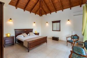 1 dormitorio con 1 cama, mesa y sillas en Villa Anthea en Ialyssos