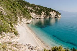 a view of a beach between two cliffs at Xigia Escape villas in Khartáta
