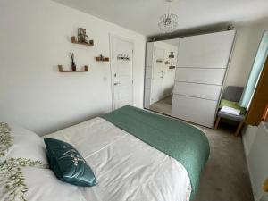 sypialnia z łóżkiem i dużym lustrem w obiekcie Comet place w mieście Wellingborough