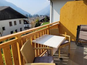 einen Balkon mit einem Tisch und Stühlen sowie Aussicht in der Unterkunft Privatpension Bergkristall in Sankt Martin in Passeier