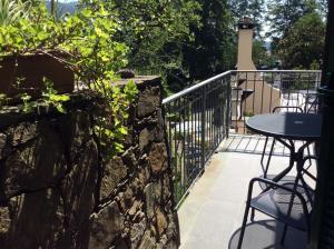 a patio with a table and a stone wall at Hotel Il Saraceno in Volastra
