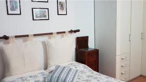 1 dormitorio con cama y tocador de madera en Casina Margherita, en Siena