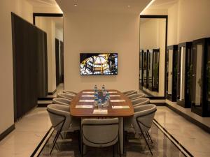 İncipark Hotel في ساكاريا: غرفة طعام مع طاولة وكراسي خشبية