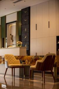 薩卡里亞的住宿－İncipark Hotel，大堂配有沙发、两把椅子和一张桌子