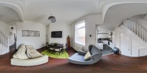 een woonkamer met 2 banken en een tafel bij Apex Living NE - Beachville House 4 Beds FREE PARKING in Sunderland