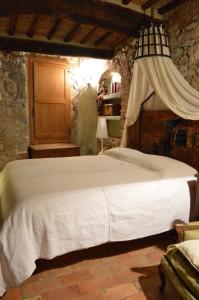 a bedroom with a large white bed in a room at Casa Antica in Castiglione dʼOrcia