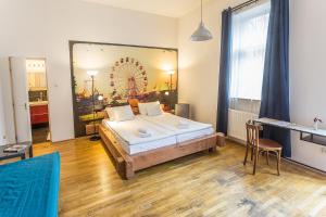 - une chambre avec un lit et un grand miroir dans l'établissement Kőleves Fogadó, à Budapest