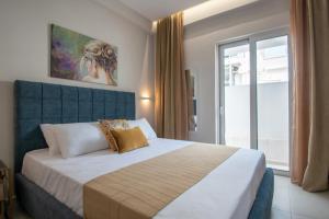 Un dormitorio con una cama grande y una ventana. en Alcmene Lux Apartment by "elite", en Zakynthos