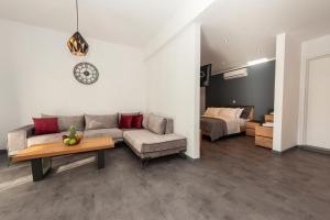 sala de estar con sofá y mesa en Ioulia`s Apartments en Plataria