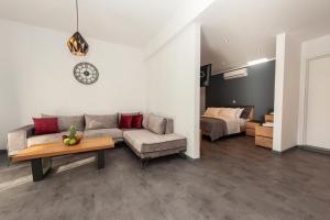 A seating area at Ioulia`s Apartments