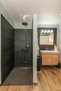 Ioulia`s Apartments في بلاتاريا: حمام مع دش ومغسلة