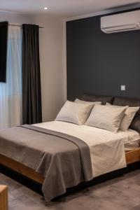 Tempat tidur dalam kamar di Ioulia`s Apartments