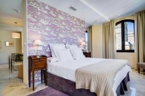 Cama o camas de una habitación en Suites Murillo Alcázar
