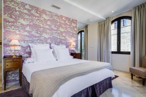 Posteľ alebo postele v izbe v ubytovaní Suites Murillo Alcázar