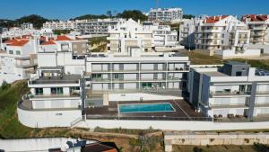 Una vista aérea de una ciudad con edificios blancos. en Apartamento T2 Kress Property, en Pederneira
