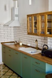 A kitchen or kitchenette at Piso modernista en casco histórico con garaje