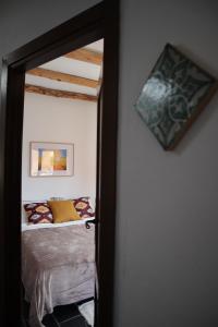 A bed or beds in a room at Casa corasol, a cozy, comfy, 2BR house- panoramic view and rooftop