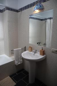 A bathroom at Casa corasol, a cozy, comfy, 2BR house- panoramic view and rooftop
