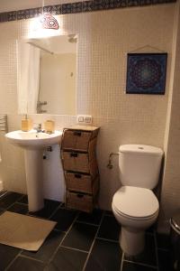 A bathroom at Casa corasol, a cozy, comfy, 2BR house- panoramic view and rooftop