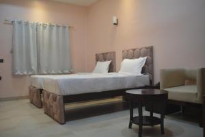 เตียงในห้องที่ MAHARAJA HOTEL & BANQUET