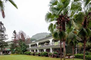 Um jardim no exterior de Fish Tail Lodge