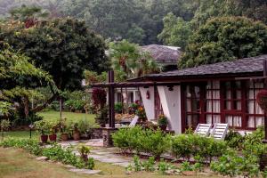 Um jardim no exterior de Fish Tail Lodge