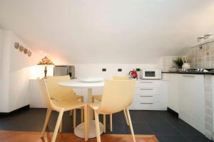 Кухня или мини-кухня в CasaViva - Central Seaview Penthouse in Camogli
