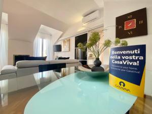Телевизор и/или развлекательный центр в CasaViva - Central Seaview Penthouse in Camogli