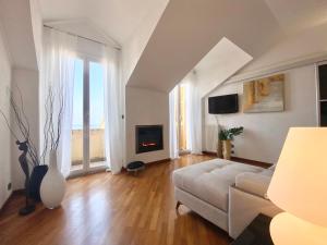 Телевизор и/или развлекательный центр в CasaViva - Central Seaview Penthouse in Camogli