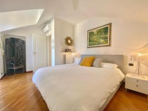 Кровать или кровати в номере CasaViva - Central Seaview Penthouse in Camogli