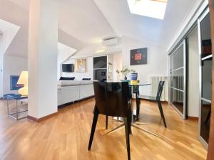 Кухня или мини-кухня в CasaViva - Central Seaview Penthouse in Camogli

