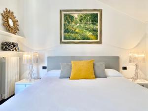 Кровать или кровати в номере CasaViva - Central Seaview Penthouse in Camogli
