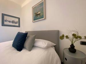 Кровать или кровати в номере CasaViva - Central Seaview Penthouse in Camogli