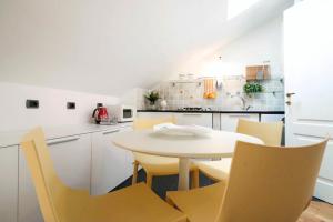 Кухня или мини-кухня в CasaViva - Central Seaview Penthouse in Camogli

